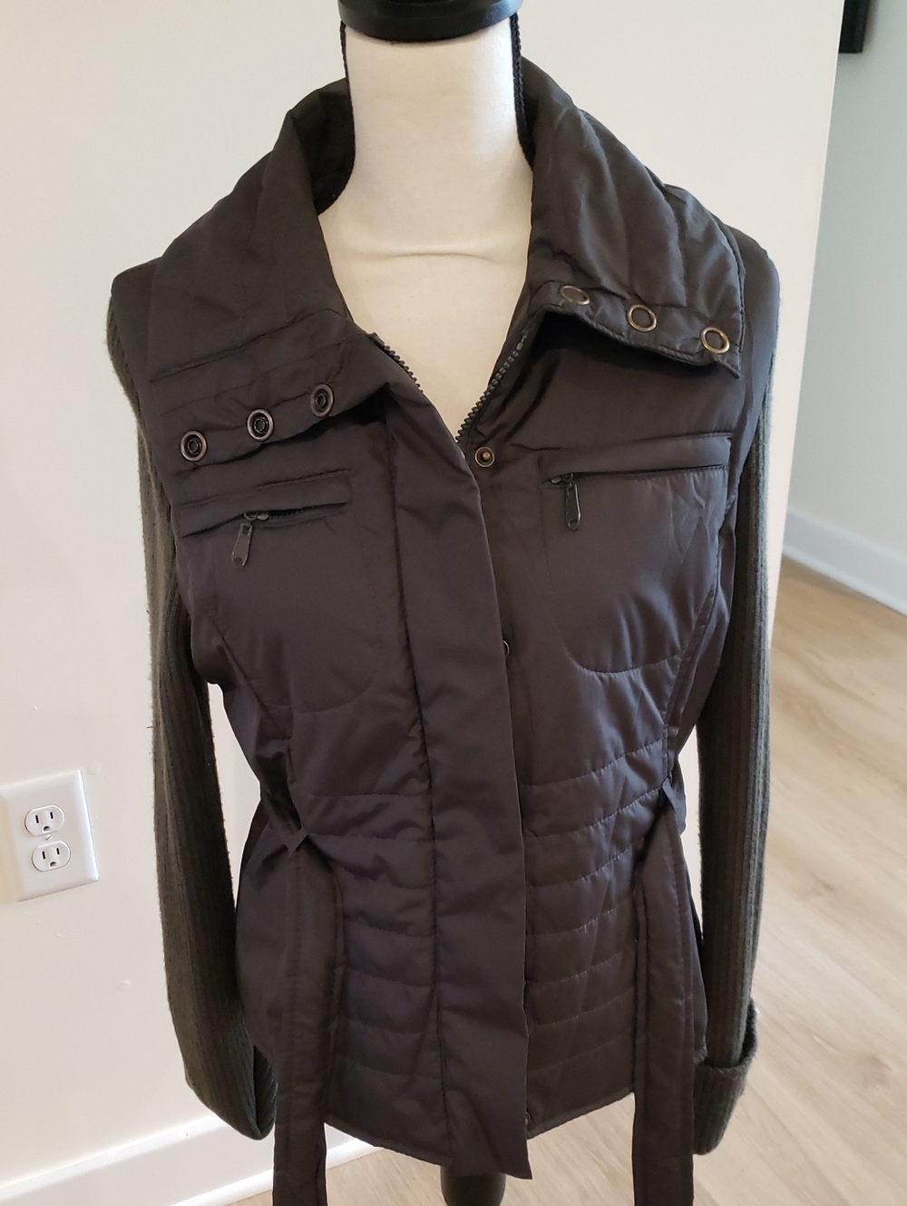Womens Vintage Puffer Jacket w/ Ribbed Sweater Knit Sleeves Black &Olive